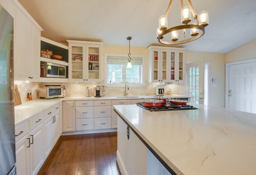 Conway Home W/ Private Hot Tub, Deck & Game Room!