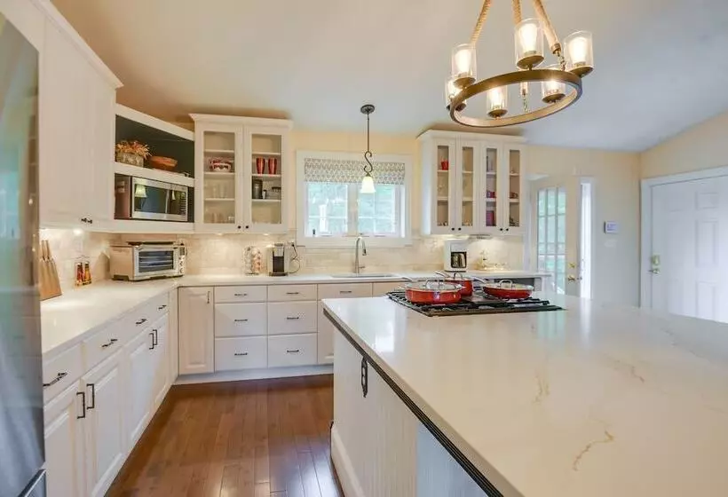 Conway Home W/ Private Hot Tub, Deck & Game Room!