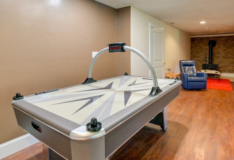 Conway Home W/ Private Hot Tub, Deck & Game Room!