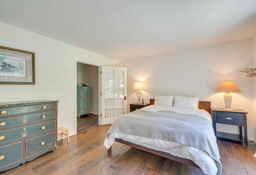 Farmhouse Chic Carpinteria Cottage W/ Pool Access