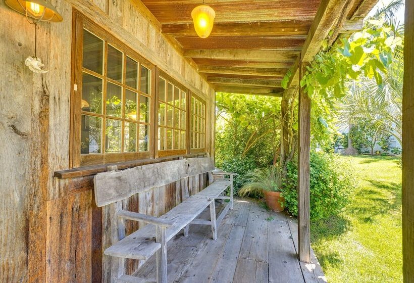 Farmhouse Chic Carpinteria Cottage W/ Pool Access