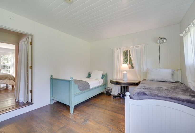 Farmhouse Chic Carpinteria Cottage W/ Pool Access