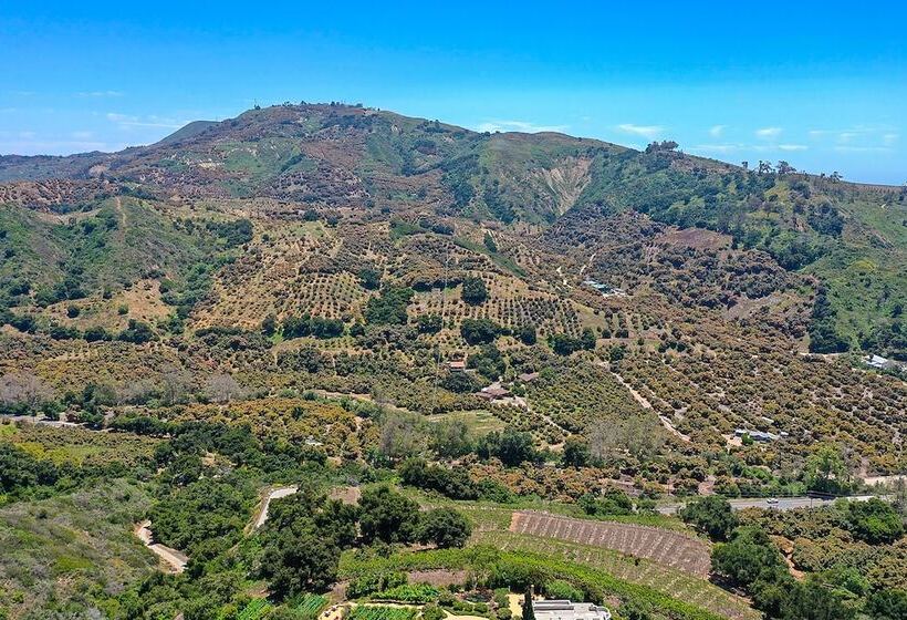 Farmhouse Chic Carpinteria Cottage W/ Pool Access