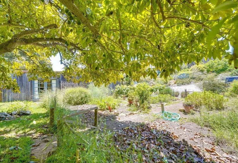 Farmhouse Chic Carpinteria Cottage W/ Pool Access