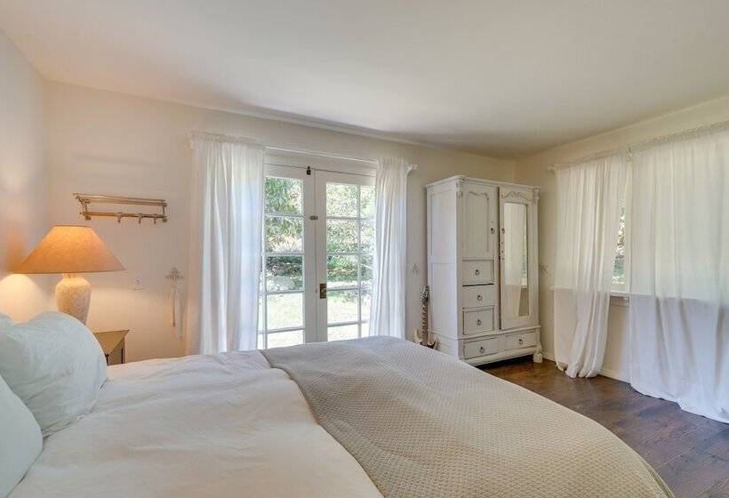 Farmhouse Chic Carpinteria Cottage W/ Pool Access