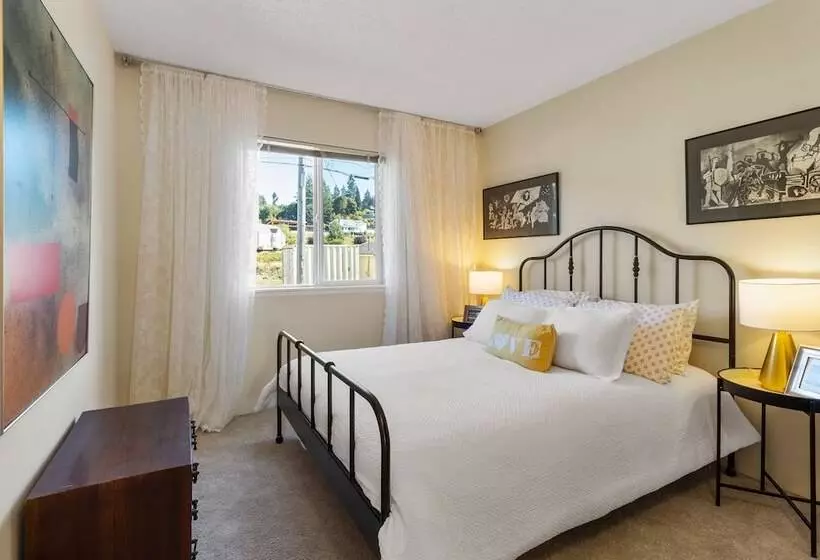 Beachfront Historical Home In University Place!