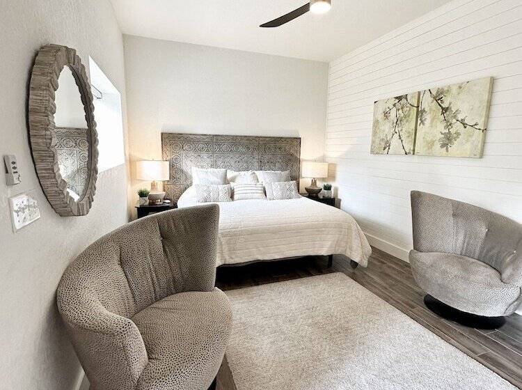 Отель Eagles Landing Lodge Private Suites And Group Lodging