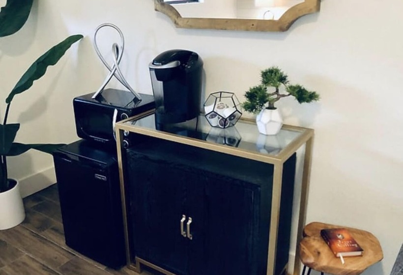 Отель Eagles Landing Lodge Private Suites And Group Lodging