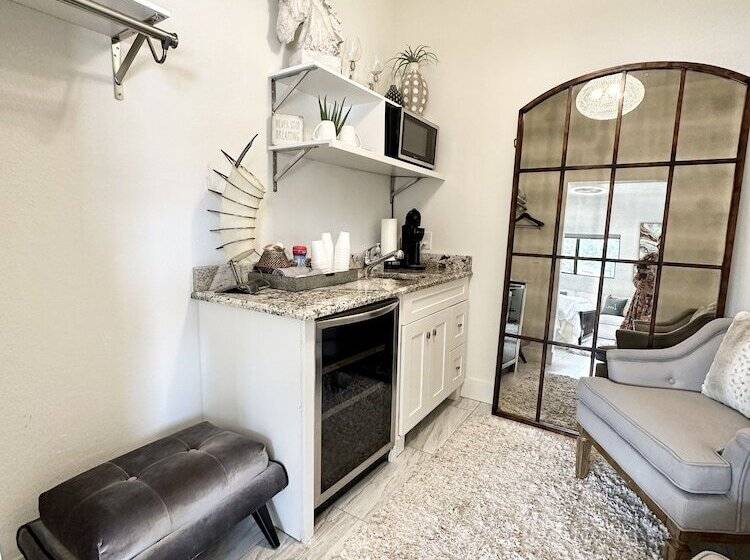 Отель Eagles Landing Lodge Private Suites And Group Lodging