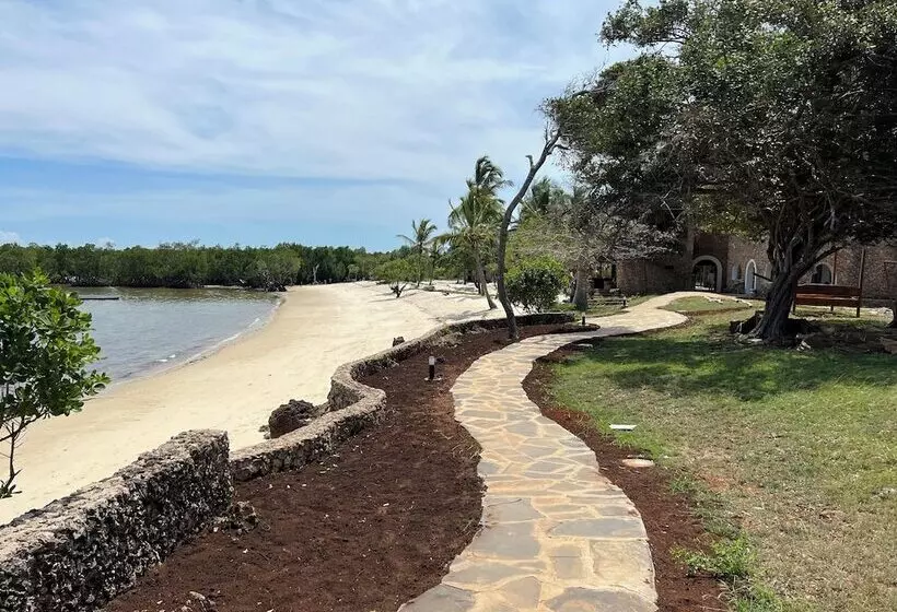 هتل Mwazaro Beach Lodge