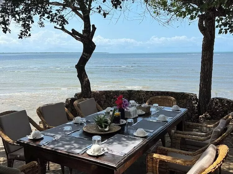 هتل Mwazaro Beach Lodge