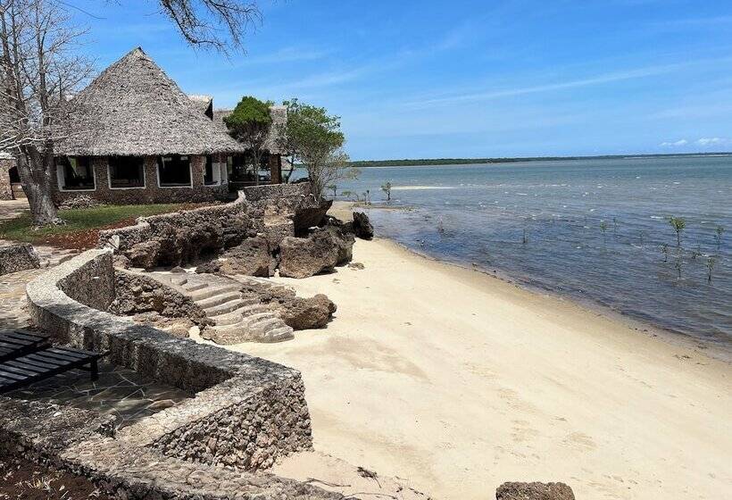هتل Mwazaro Beach Lodge