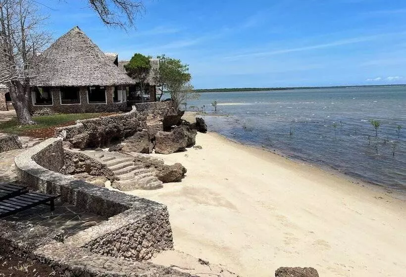 هتل Mwazaro Beach Lodge