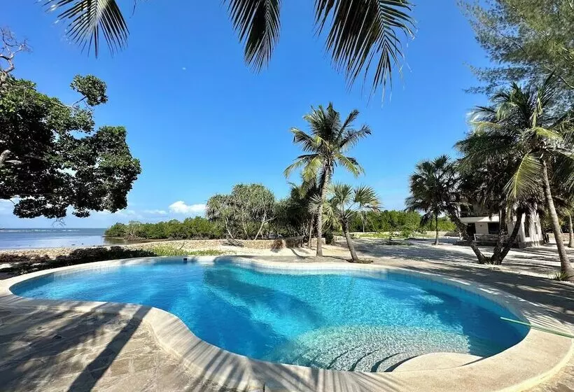 هتل Mwazaro Beach Lodge