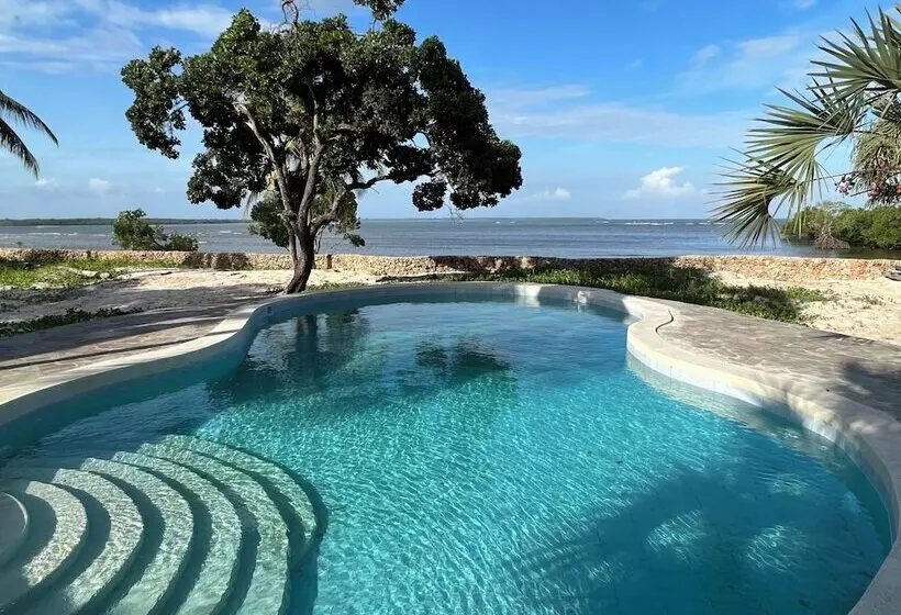 هتل Mwazaro Beach Lodge