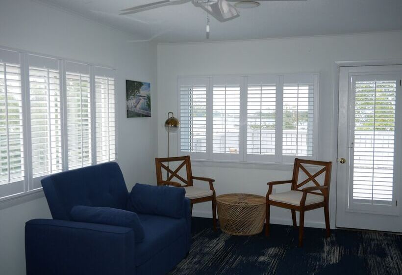 Отель The Lodge At Great Oak Landing