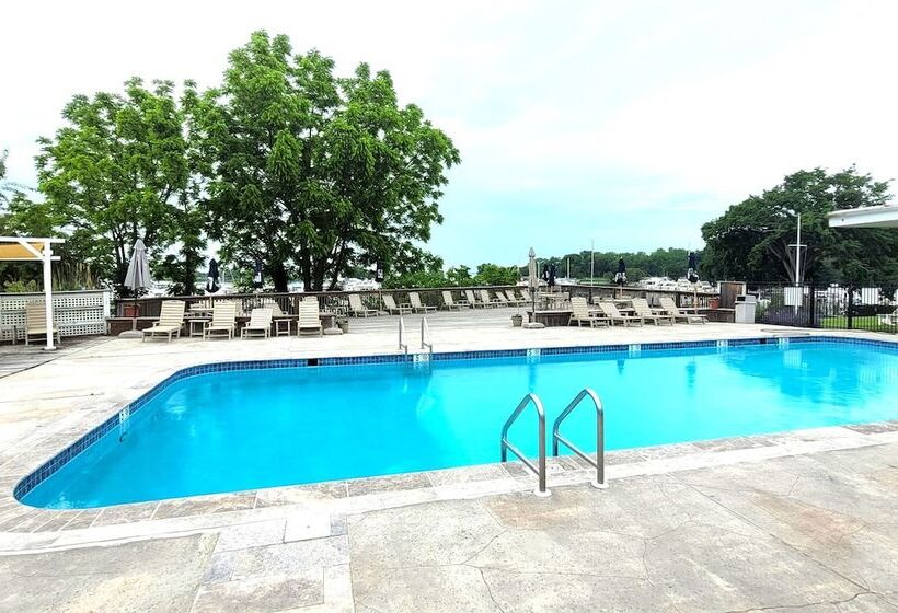 Отель The Lodge At Great Oak Landing