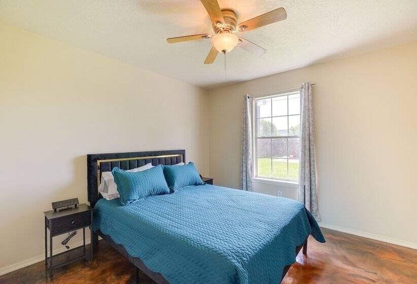 Houston Rental W/ Private Yard Near Dtwn & Airport