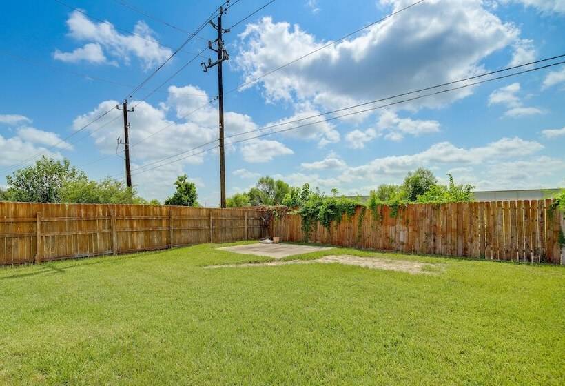 Houston Rental W/ Private Yard Near Dtwn & Airport