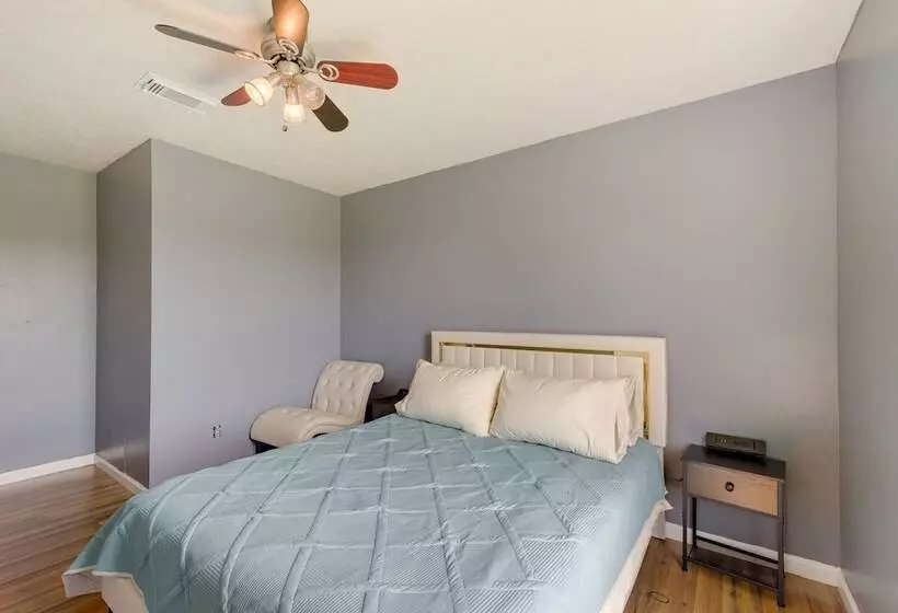 Houston Rental W/ Private Yard Near Dtwn & Airport