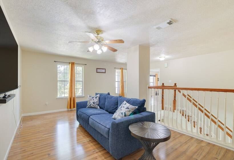 Houston Rental W/ Private Yard Near Dtwn & Airport