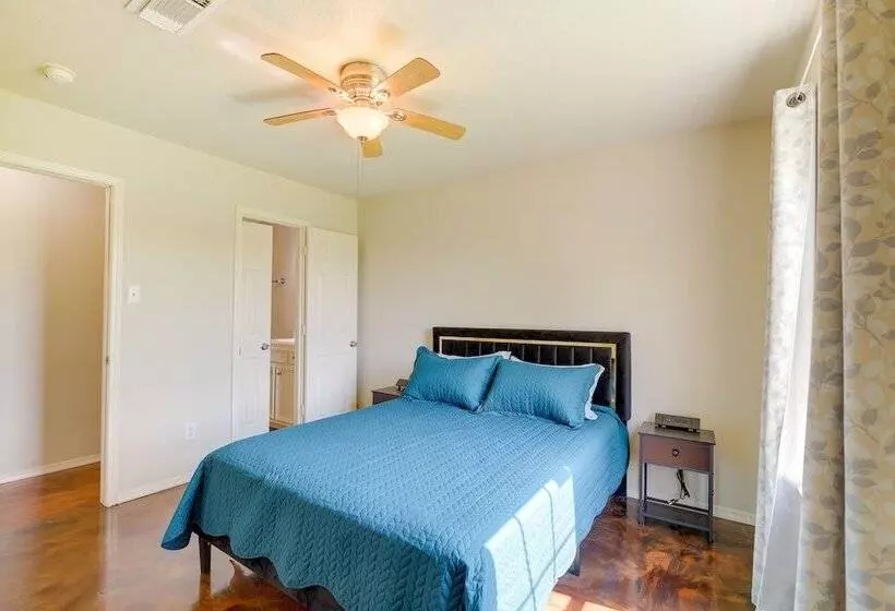 Houston Rental W/ Private Yard Near Dtwn & Airport