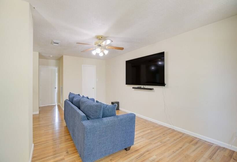 Houston Rental W/ Private Yard Near Dtwn & Airport
