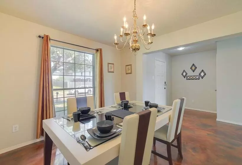 Houston Rental W/ Private Yard Near Dtwn & Airport