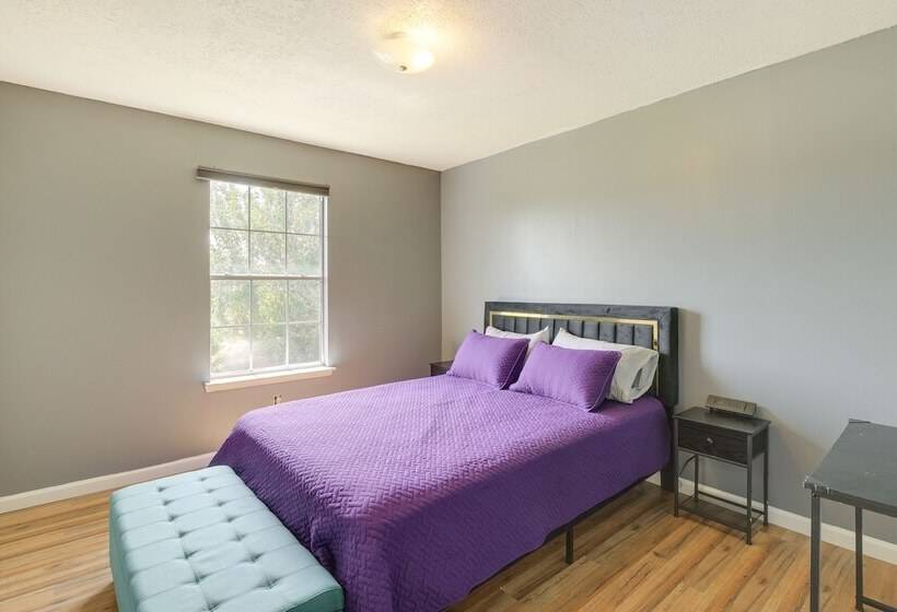 Houston Rental W/ Private Yard Near Dtwn & Airport