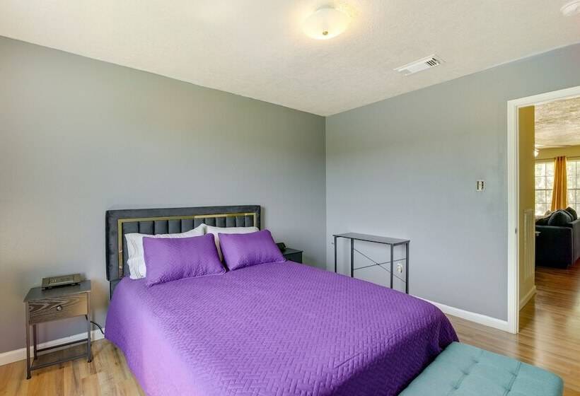 Houston Rental W/ Private Yard Near Dtwn & Airport