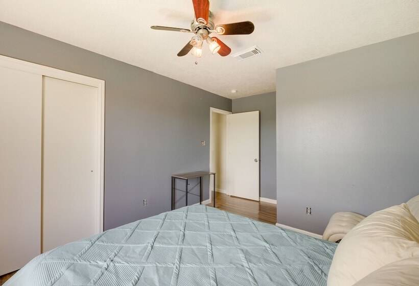 Houston Rental W/ Private Yard Near Dtwn & Airport