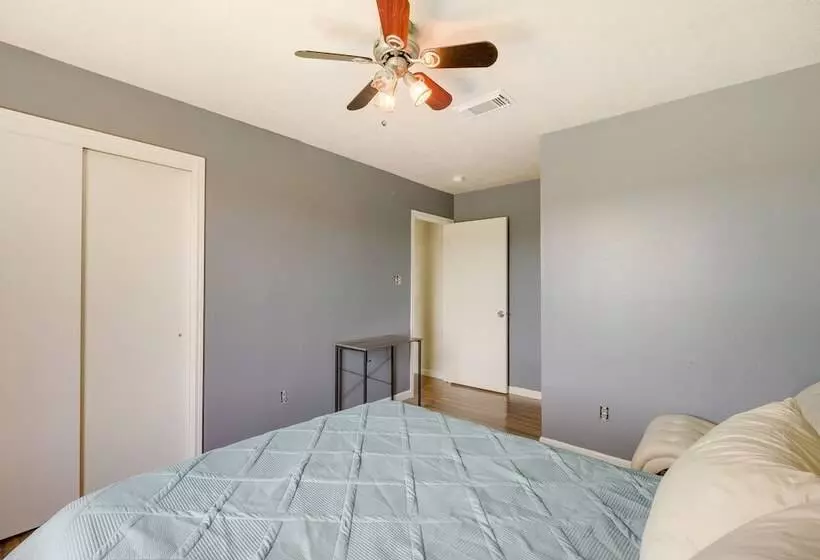 Houston Rental W/ Private Yard Near Dtwn & Airport