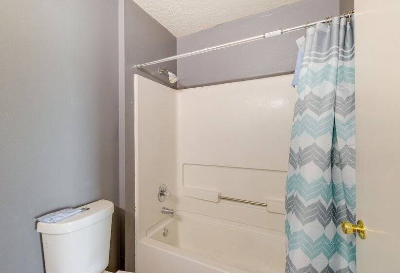 Houston Rental W/ Private Yard Near Dtwn & Airport