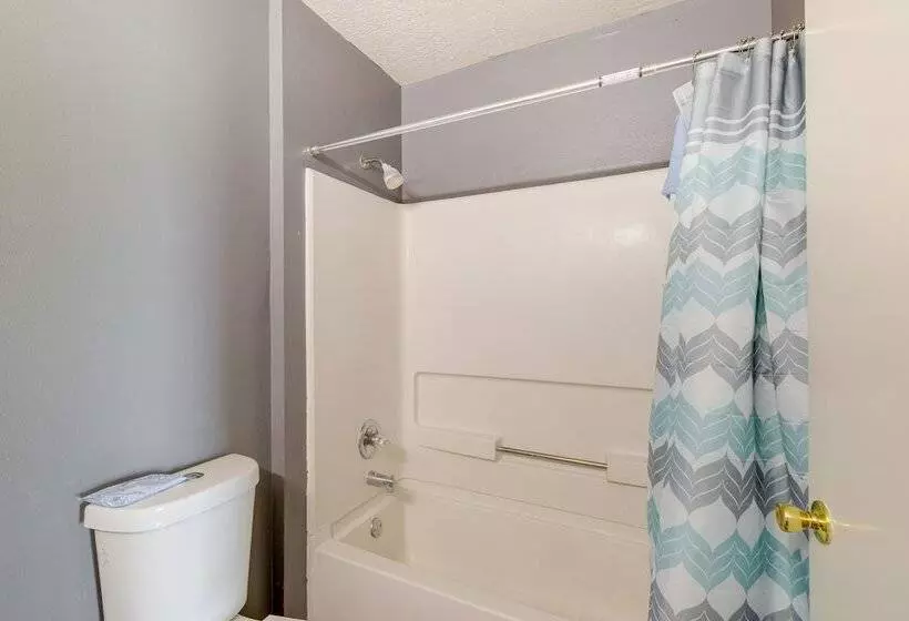 Houston Rental W/ Private Yard Near Dtwn & Airport