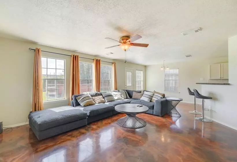 Houston Rental W/ Private Yard Near Dtwn & Airport