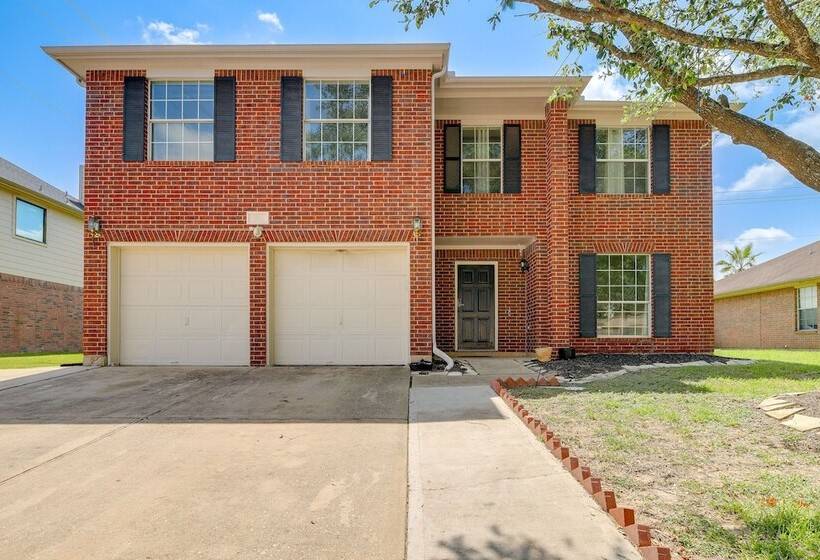 Houston Rental W/ Private Yard Near Dtwn & Airport