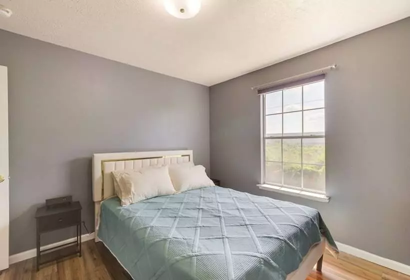 Houston Rental W/ Private Yard Near Dtwn & Airport