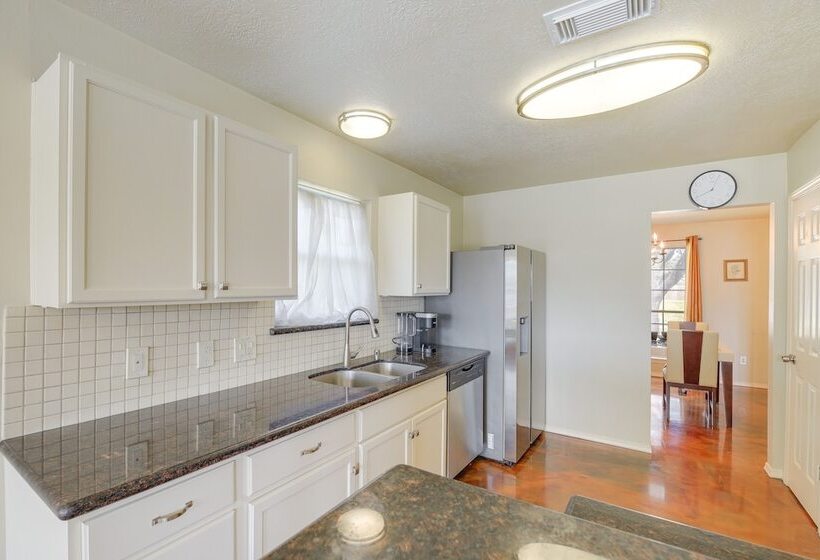 Houston Rental W/ Private Yard Near Dtwn & Airport