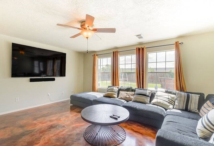 Houston Rental W/ Private Yard Near Dtwn & Airport