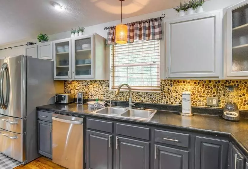 Lakefront Home W/ Hot Tub   15 Mi To Dollywood!