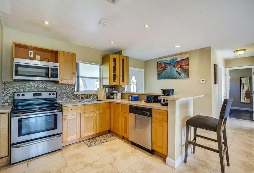 North Lauderdale Vacation Rental: 8 Mi To Beach!