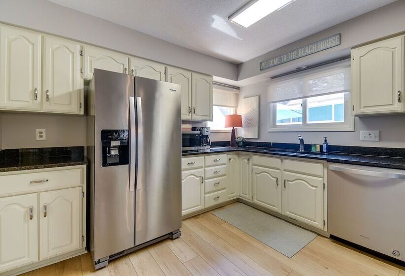 Walk To North Myrtle Beach: Family Friendly Home!