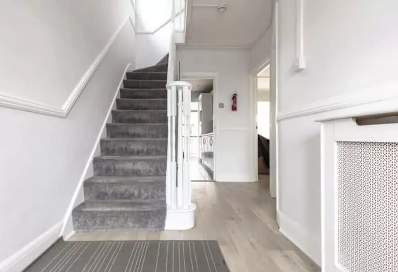 Residenssi Hidden Gem Minutes From Heathrow Airport