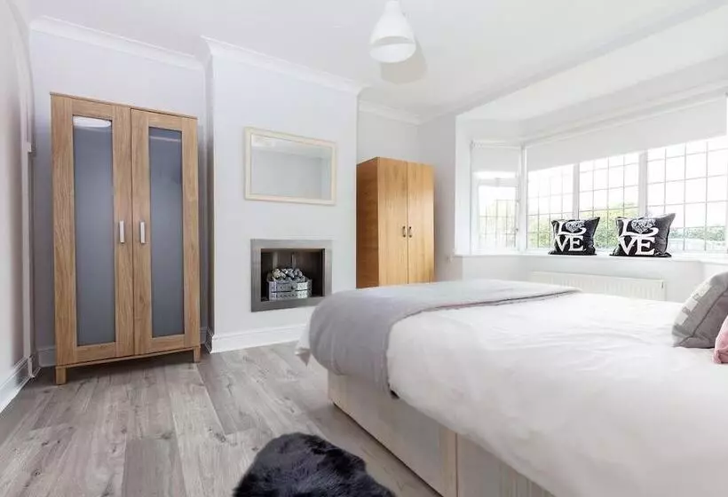 Residenssi Hidden Gem Minutes From Heathrow Airport