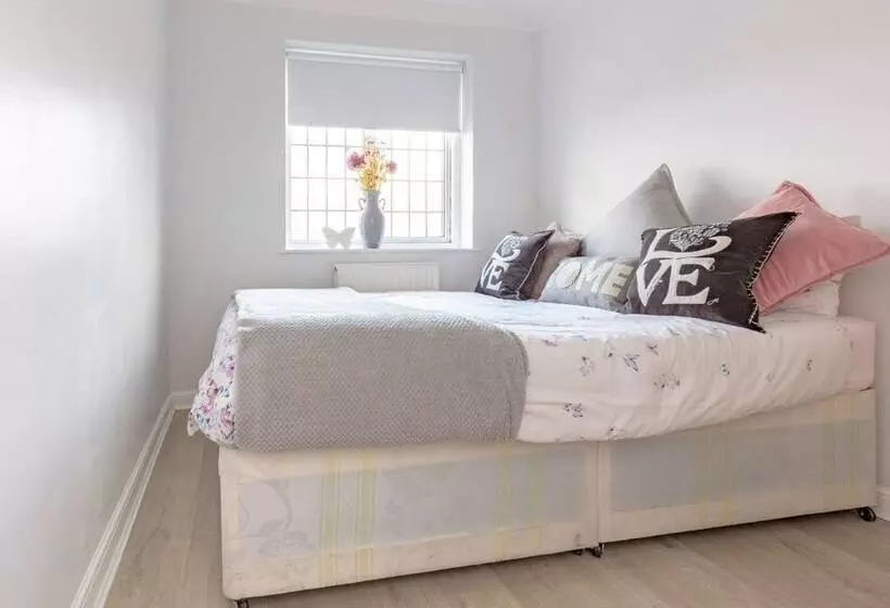 Residenssi Hidden Gem Minutes From Heathrow Airport