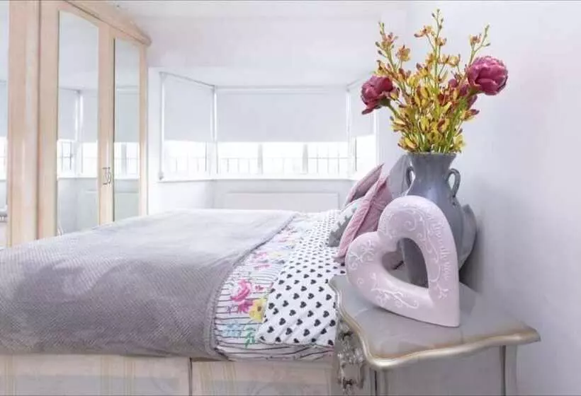 Residenssi Hidden Gem Minutes From Heathrow Airport