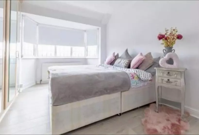 Residenssi Hidden Gem Minutes From Heathrow Airport