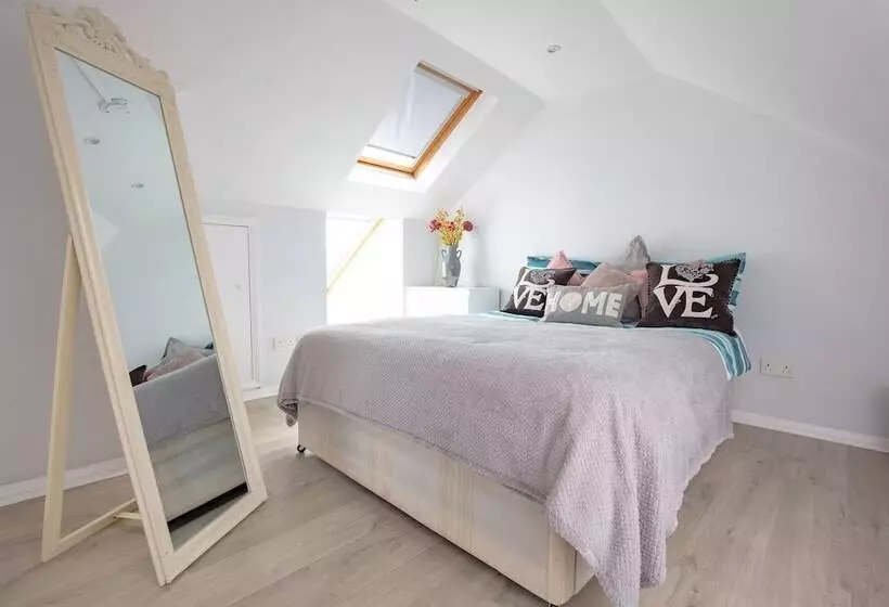 Residenssi Hidden Gem Minutes From Heathrow Airport