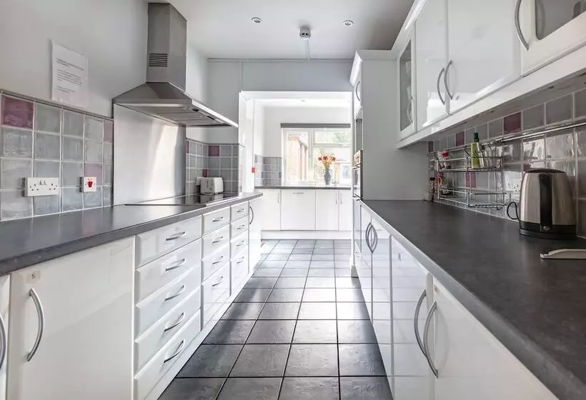 Residenssi Hidden Gem Minutes From Heathrow Airport