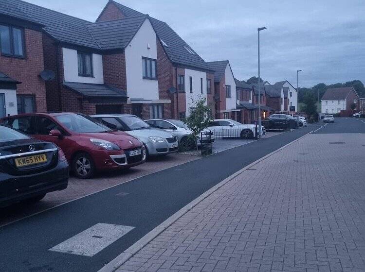 Rezydencja Stunning 3 Bed Home At The Heart Of Wolverhampton